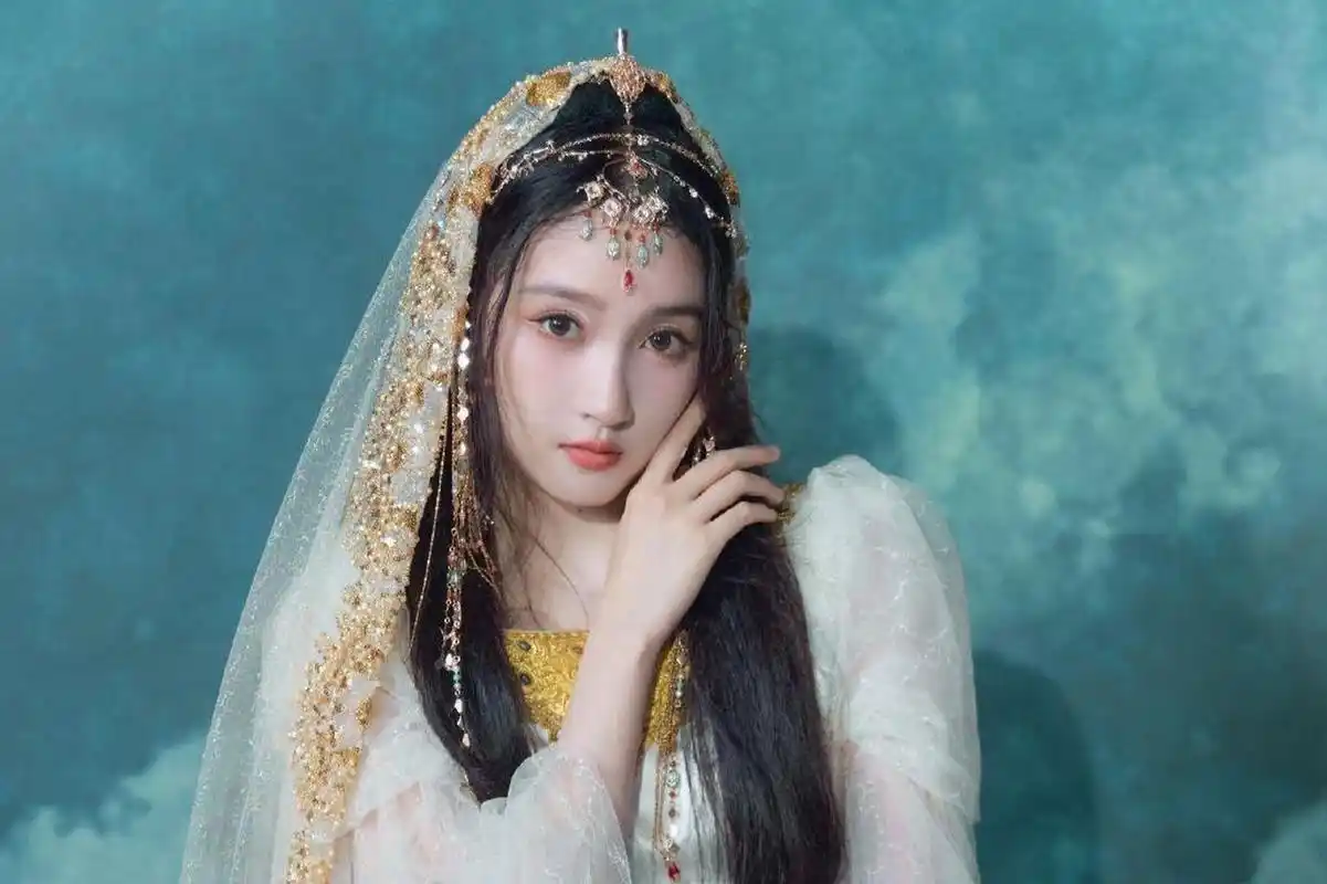 认为关晓彤的造型师非常专业,希望她未来能出演更多古装剧