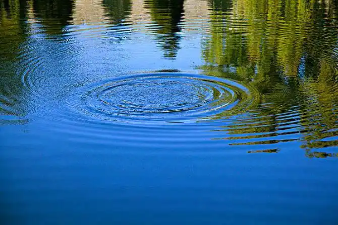 小的时候在池塘边玩耍,会把小石子往水面上扔出一连串的水波,这里水波