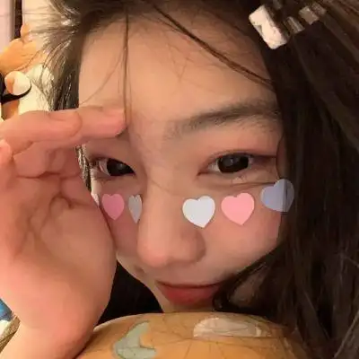 温暖阳光的俏皮可爱女生真人头像