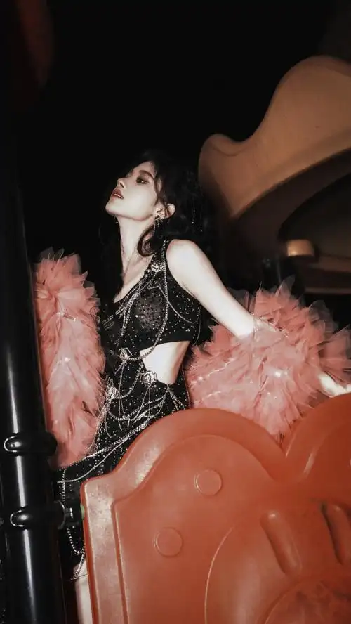 鞠婧祎烟熏妆生日写真##鞠婧祎朋克生日写真