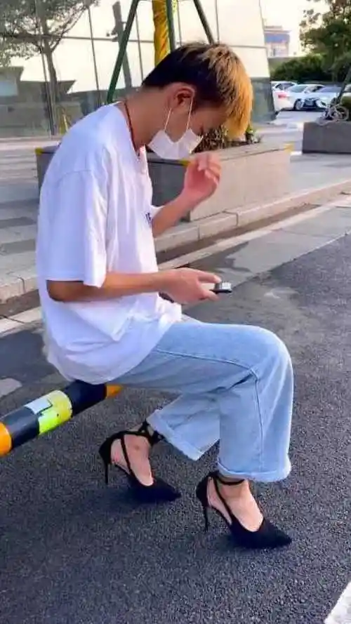 男生穿高跟鞋走拍是什么样的感觉这样的画风让我有些承受不住了