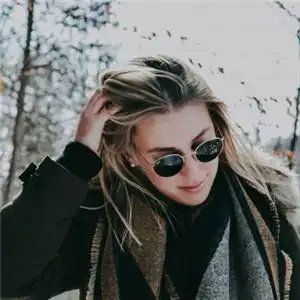 实拍戴墨镜的女生头像-美女头像 - 壁纸家