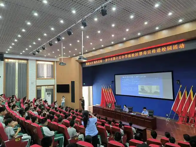 活动中,南辛庄派出所副所长张淋淋用ppt的形式作了主题为"珍爱生命