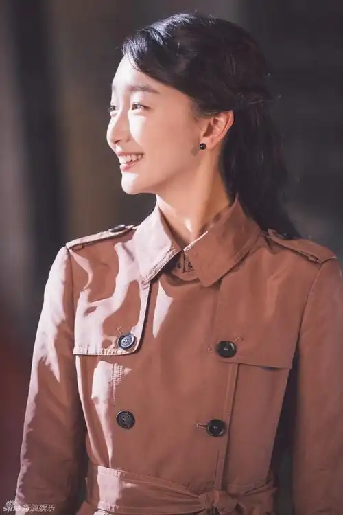 《麻雀》周冬雨剧照 帅气与柔美并存