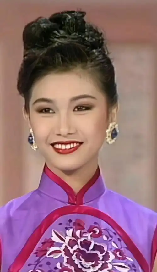 张慧仪是个马来西亚的富家小姐,她是通过选美比赛开始进入娱乐圈的.