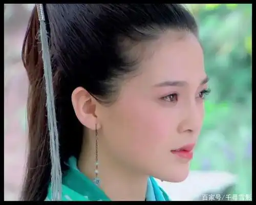 被誉为"最美程英"的她新剧杀青,剧中男装扮相英气,女装美艳!