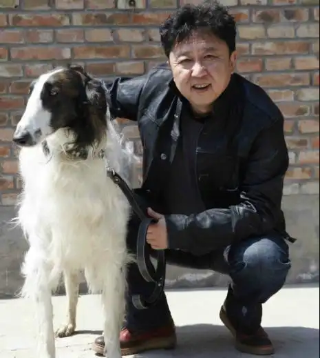 抽烟喝酒烫头的于谦,对相声只是尊敬,动物才是他的真爱