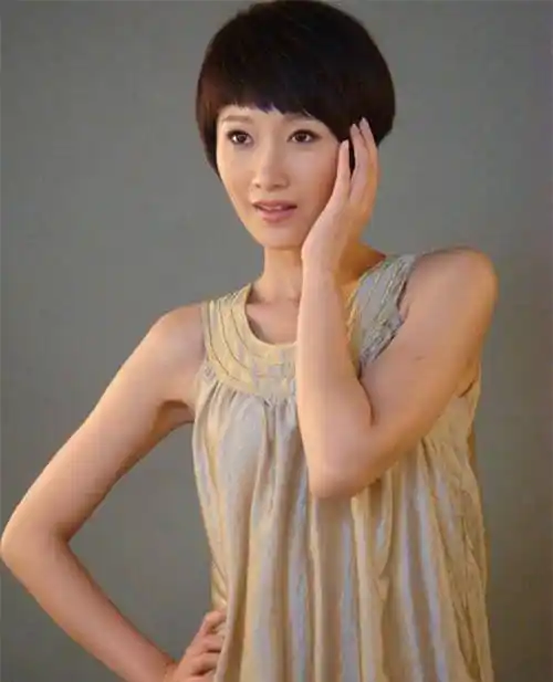 34岁演员肖涵官宣二胎,牵宝宝手幸福满满,曾让大儿子喊张翰舅舅_孩子