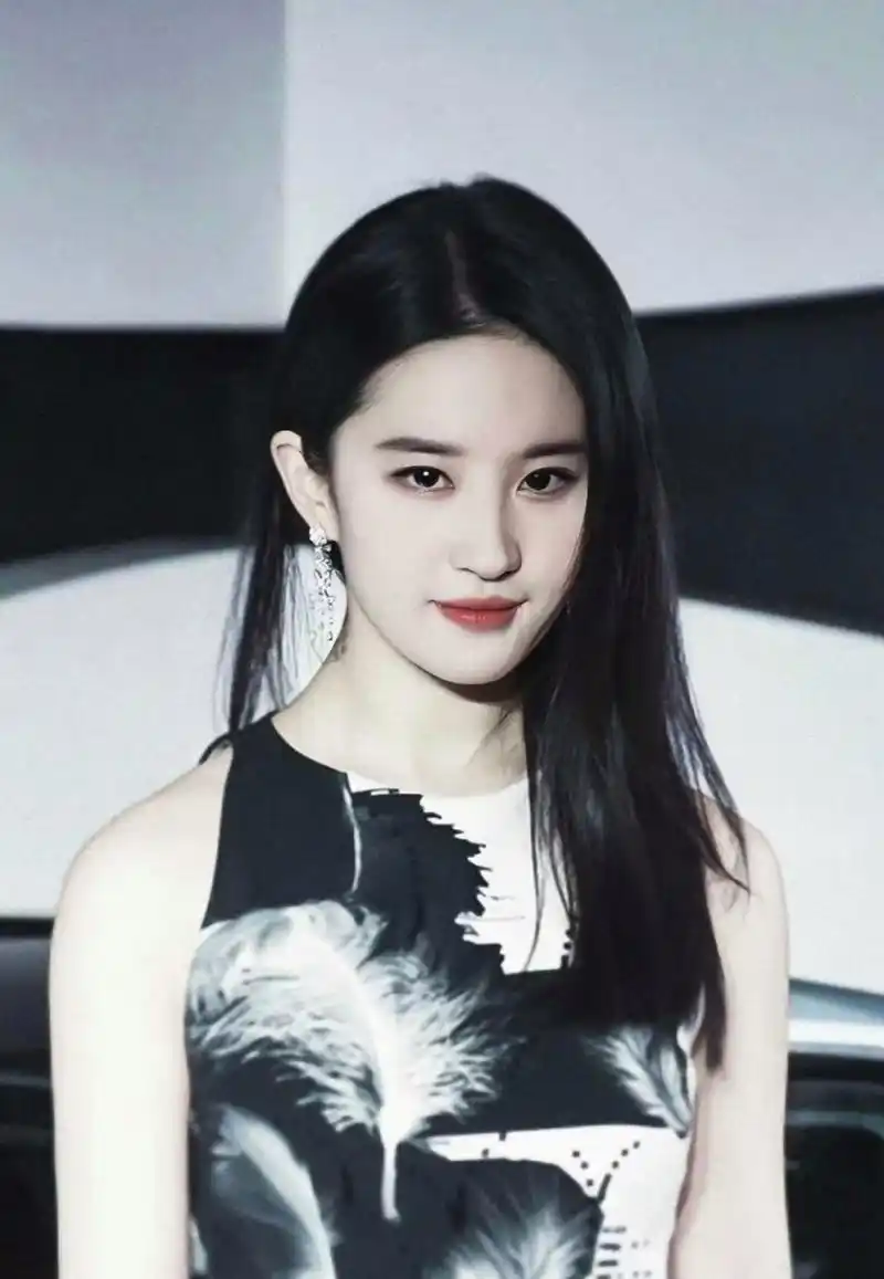 刘亦菲2015年参加芭莎明星慈善夜活动,水墨画旗袍红毯造型大气性感.