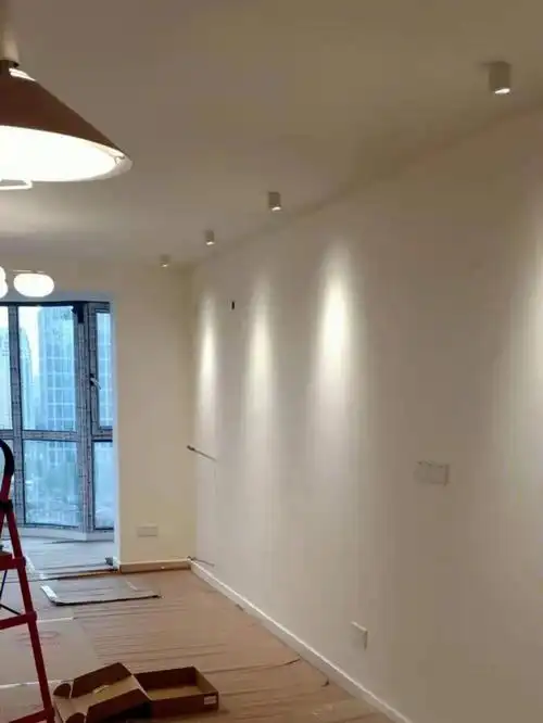 全屋米白色乳胶漆搭配暖光感觉好温柔