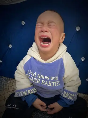 呜呜大哭的小孩   看着像受了很大的委屈   声音很有穿透力  听着让人