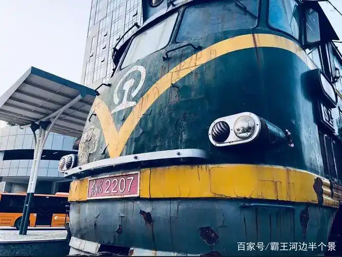 时代的记忆:停靠着的老式绿皮火车 跑过漫漫长路 累了就休息吧