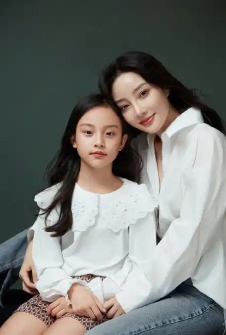 李小璐晒写真为女儿庆生9岁甜馨盘发髻化大浓妆名媛范儿十足