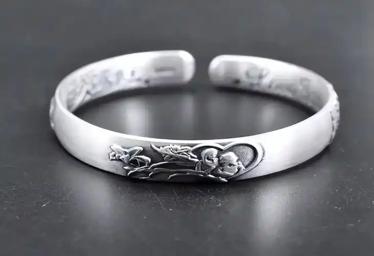 女人长期戴"银手镯",真的对身体好吗?医生说出大实话