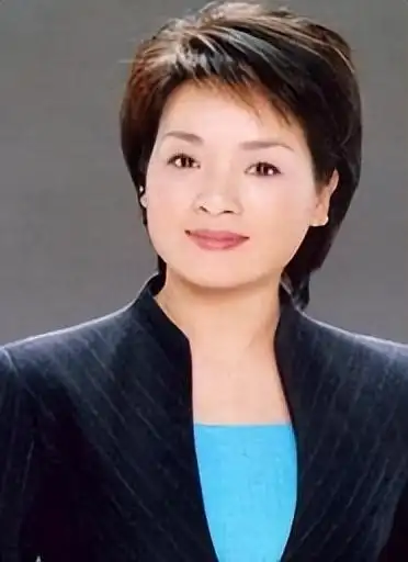 "全国三八红旗手"贺红梅:27岁主持《新闻联播》,55岁婚姻成迷
