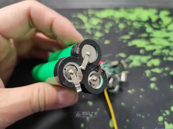 福瑞德;四年前29元的12v电钻,烙铁换电18650继续,三节3个电压