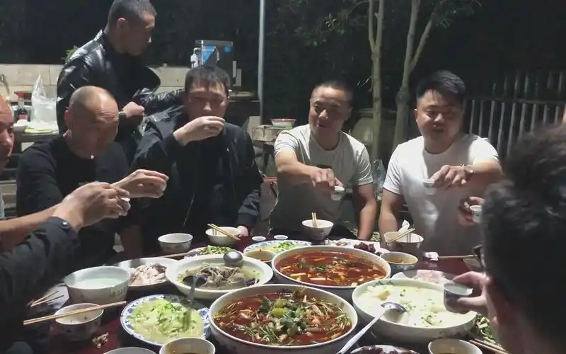 四六兄弟到泸州迎战,背靠沱江喝酒像喝水,四川人民的豪气_哔哩哔哩