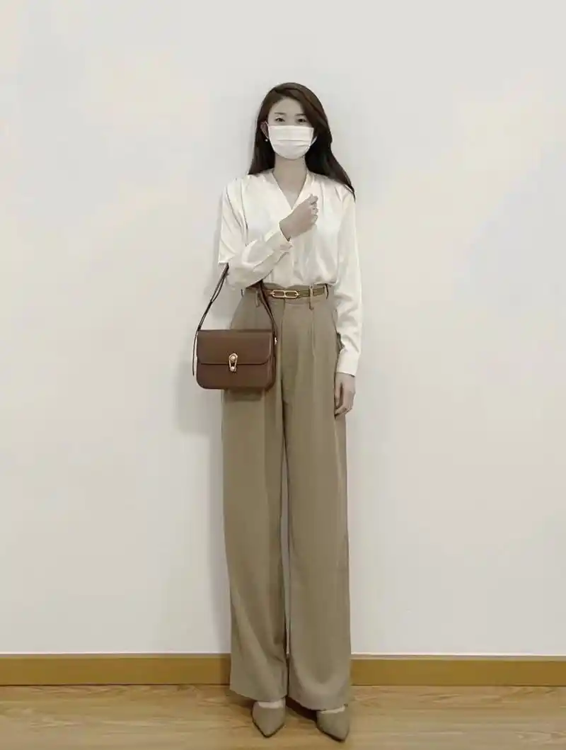 卡其色裤子搭配什么颜色上衣和鞋子好看