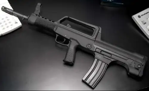 97式军服分有礼服,常服,作训服,工作服四个大的系列,陆海空三军的帽徽