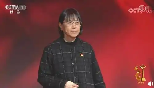 感动中国现场张桂梅双手布满膏药