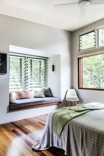 而现在通常所指的飘窗,更多的实际上就是一扇加宽了窗台的窗户.