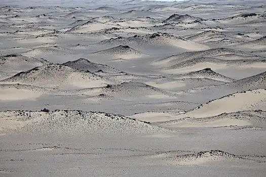 黑戈壁,被太阳烤焦了的大地