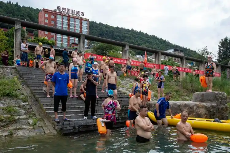 铜仁百名游泳爱好者锦江河里展风采