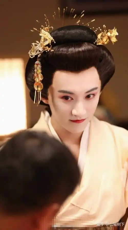 古装扮相我是超爱的,果然女装也没让人失望啊,在电视剧《秋蝉》里艺伎