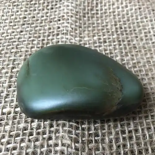 新疆和田玉墨青籽料原石 129.7克