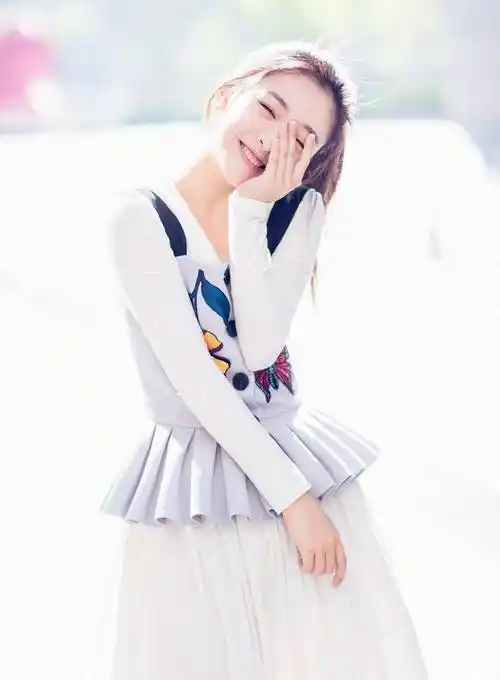 吴倩机场造型辣眼睛,荧光黄西装搭配白色西裤,气质全靠颜值撑着_漂亮