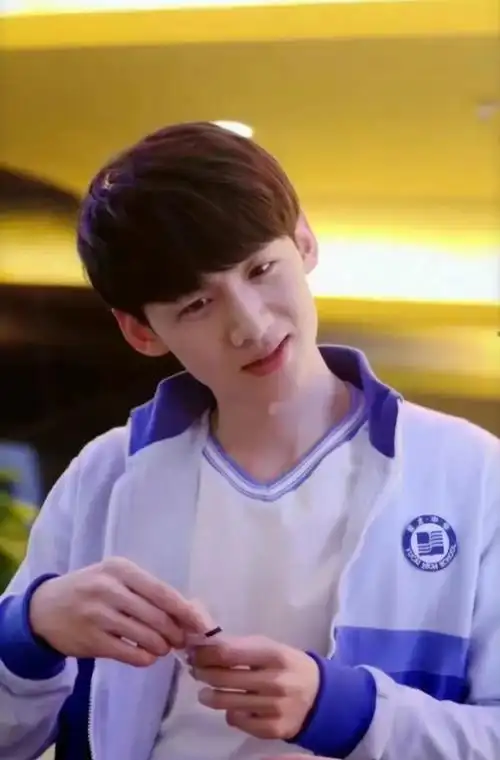 白敬亭他穿上校服少了点温润,多了些那个年纪该有的锐气,太好看了!