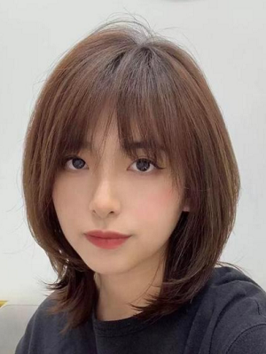 2022中碎发发型图片女 显出个人气质的女生发型